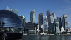 Младите висшисти в Сингапур усещат жегата в „източващото“ търсене на работа