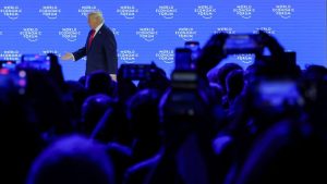 Огромни опашки, смях и задъхвания, докато Тръмп говори в Давос