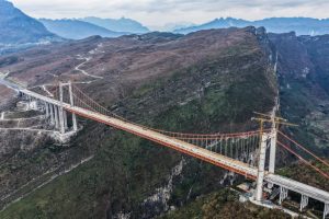 Големият мост Tianmen се изгражда в Гуейджоу