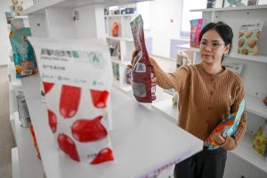 Дисплей на дрон осветява небето на Хонконг, за да отбележи Деня на образованието за национална сигурност