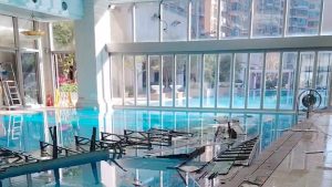 Голяма част от тавана се спуска във вътрешния басейн на имението в Хонконг