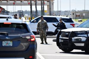 Братя и сестри, избягали в Китай, са обвинени във бомба, поставена пред базата на военновъздушните сили на САЩ