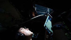 Гледайте как астронавтите Artemis II се прибират у дома от луната към падането