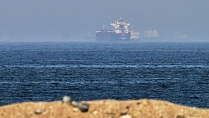 Товарен кораб близо до Ормузкия проток съобщава, че е бил атакуван, докато Иран прави ново мирно предложение
